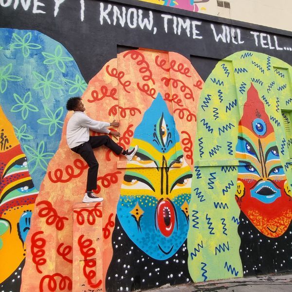 Étudiants jouant avec les perspectives d'un décor street art