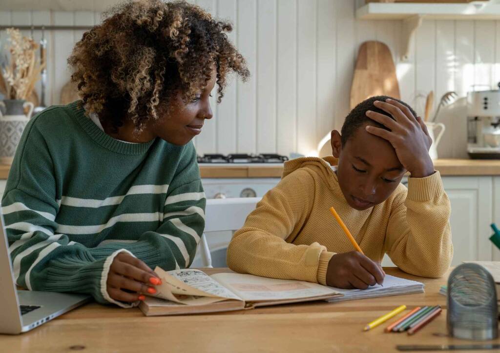 Des services civiques sont disponibles pour aider des jeunes avec leurs devoirs.