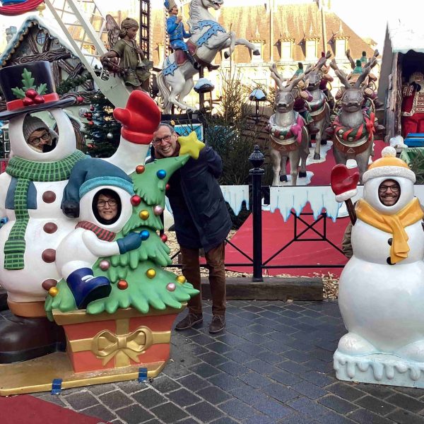 Activité de Noël avec une équipe jouant sur un marché de noël