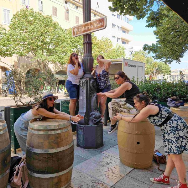 Image de personnes entrain de faire une photo amusante lors d'un team building