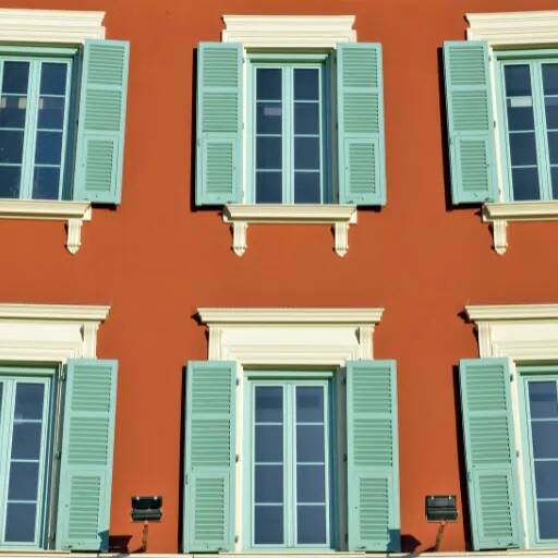 Photo des volets et des murs colorés à Nice