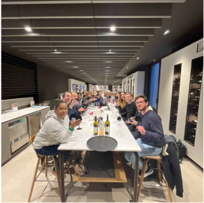 Animation Noël entreprise avec des collaborateurs réunis autour d’une table pour un blind test.