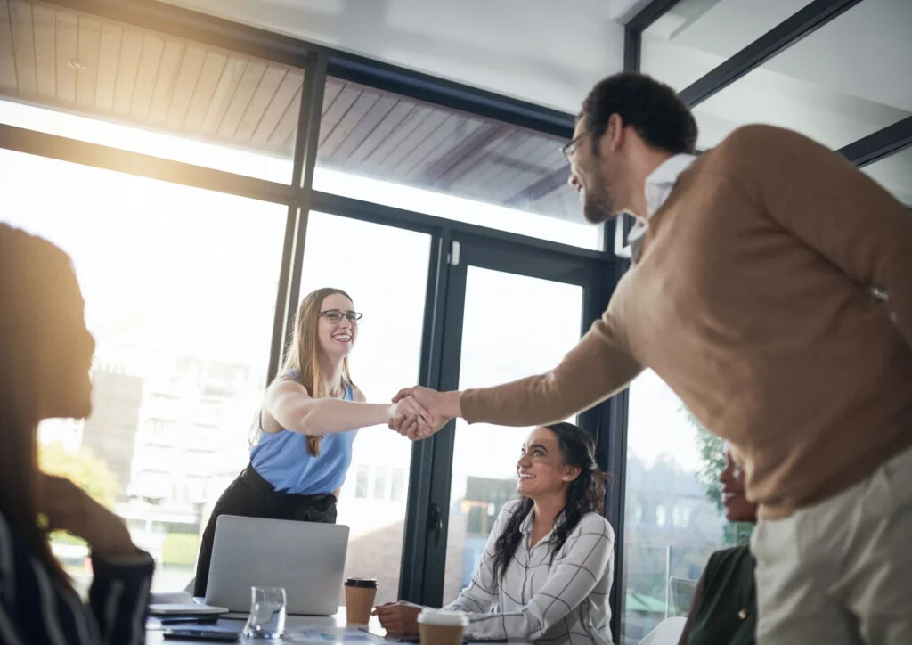 Accueil d’un nouveau collaborateur en entreprise lors d’une réunion d’intégration, illustrant l’importance d’un livret d’accueil entreprise structuré et d’un onboarding réussi.
