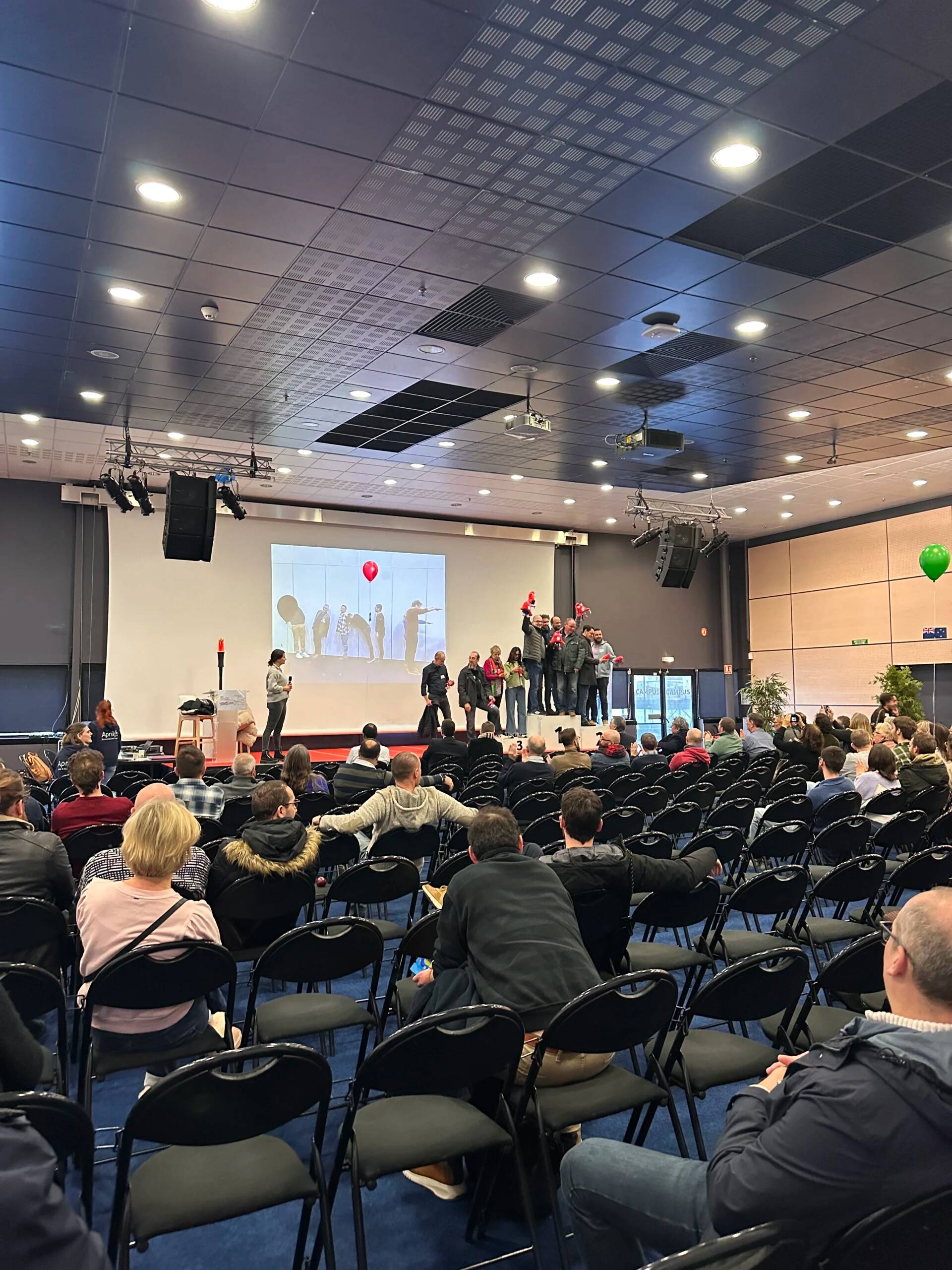 Photo d'une équipe qui est victorieuse lors d'un team building