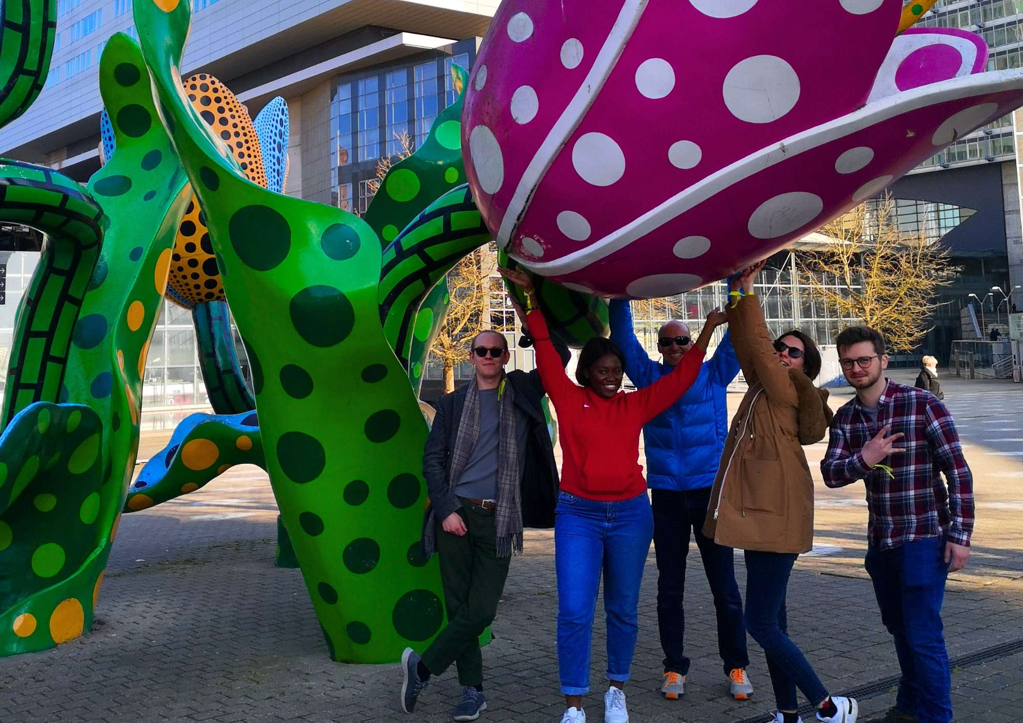 Photo d'une équipe qui fait semblant de tenir une statue lors d'un défi organisé par notre agence de team building à Lille