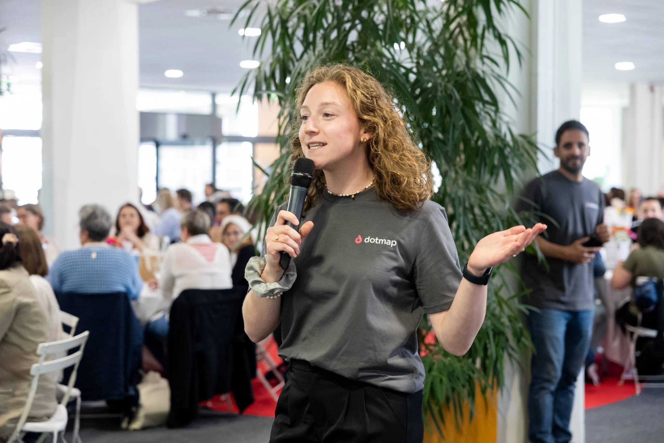 Eléa cheffe de projet Dotmap qui présente une activité au micro