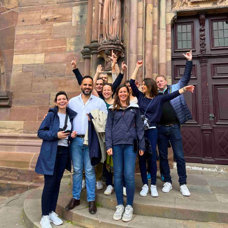 Photo d'une équipe sur le pas d'une porte