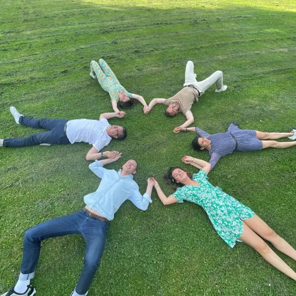 Participants allongés en étoile sur l’herbe lors d’un team building RSE Paris dédié à la biodiversité et à la cohésion d’équipe