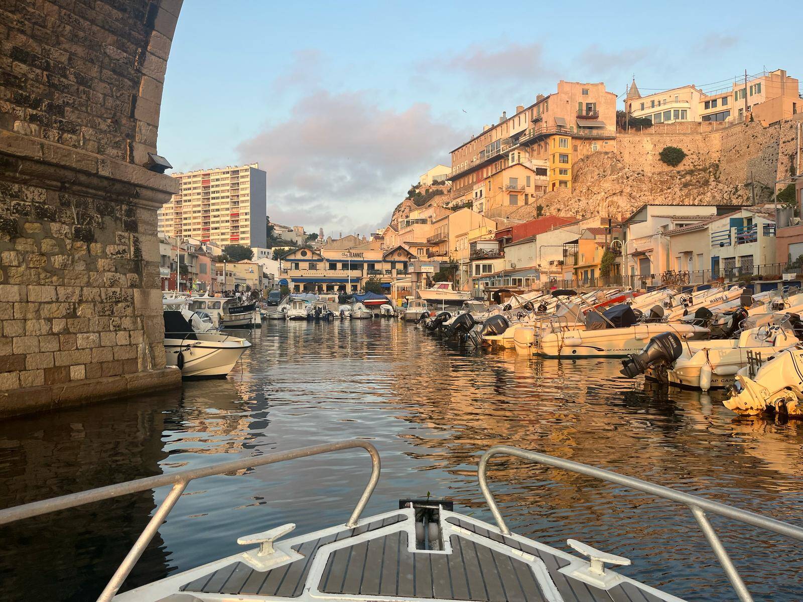 Photo prise sur un bateau à Marseille qui rentre dans un port