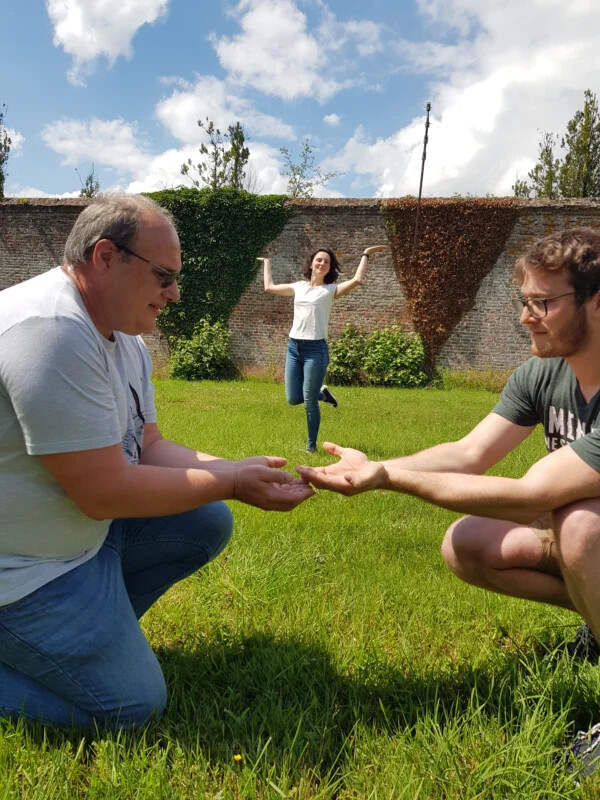 Participants réalisant une fleur comme figure d'acrogym.