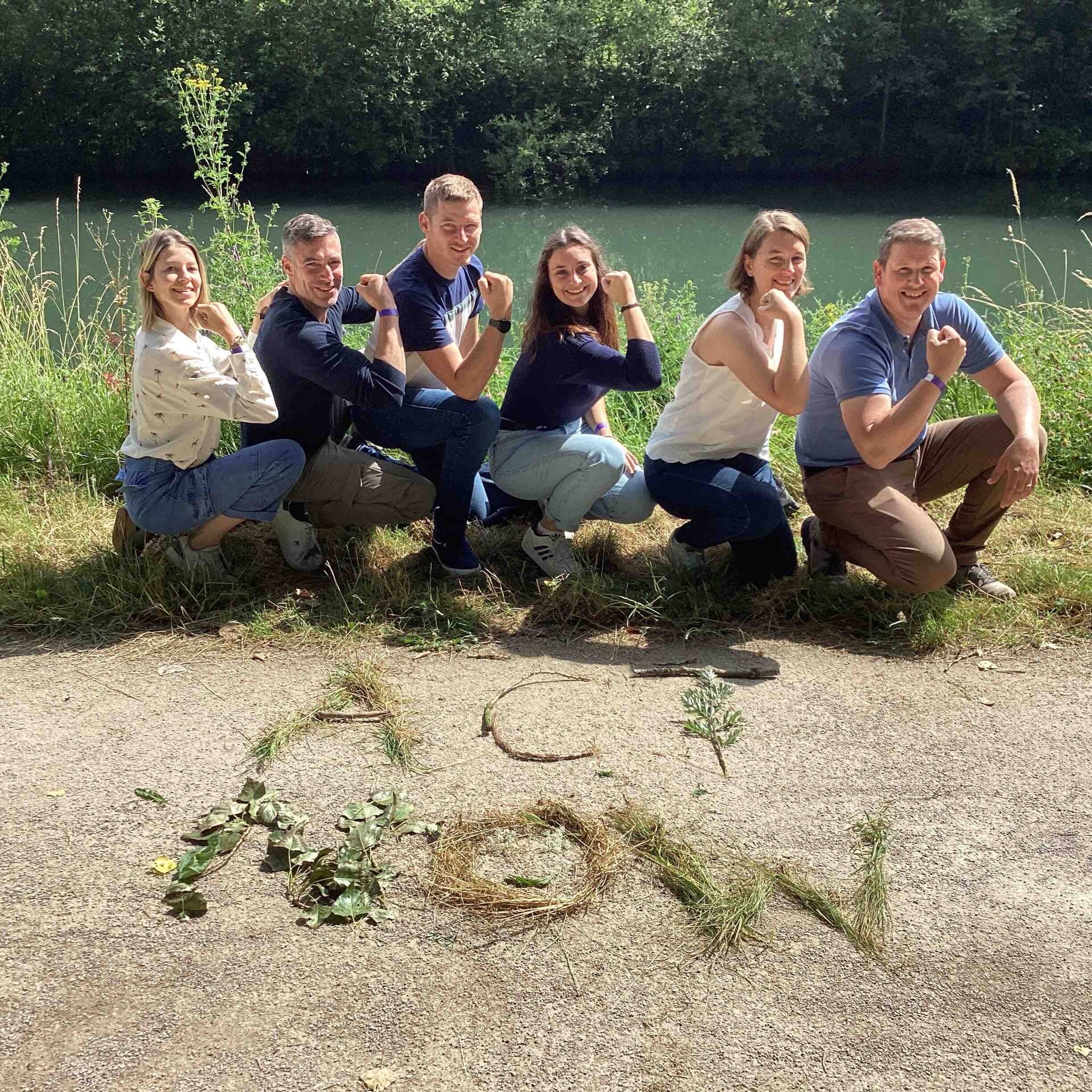 Photo d'une équipe qui va prendre la pose lors d'un team building en extérieur