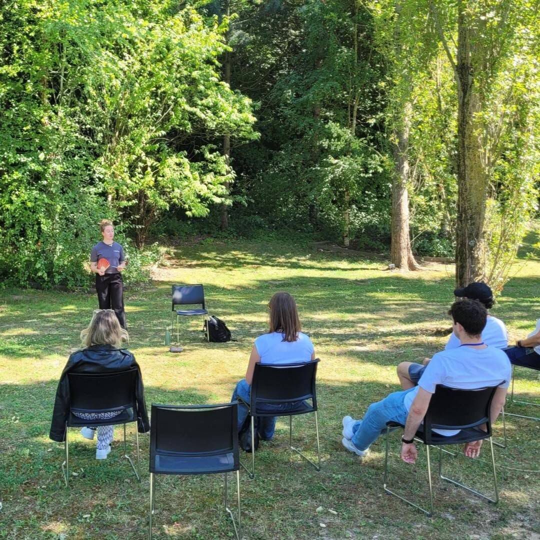 Photo d'une animatrice présentant un atelier relaxation à des collaborateurs lors d'un team building à Rennes