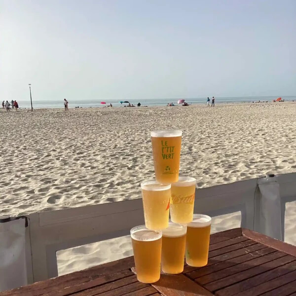 Bières superposées sur fond de plage, pour un rallye gourmand au Touquet
