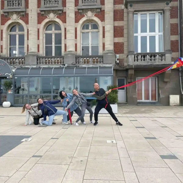 Une équipe tire une banderole qui sort hors du cadre, pour un défi photo original en ville