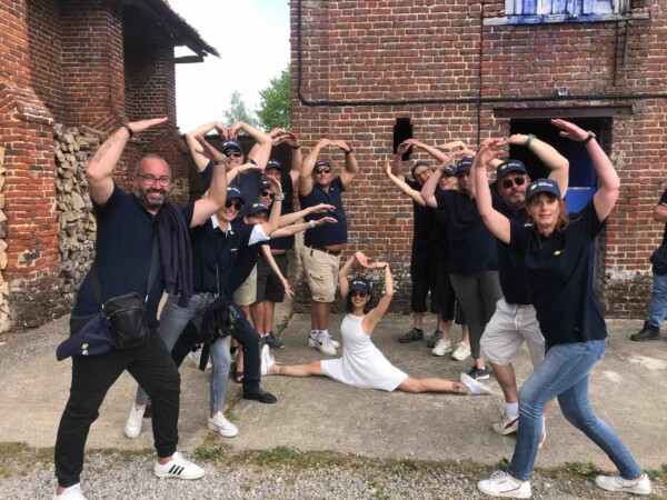 Equipe posant pour une photo originale