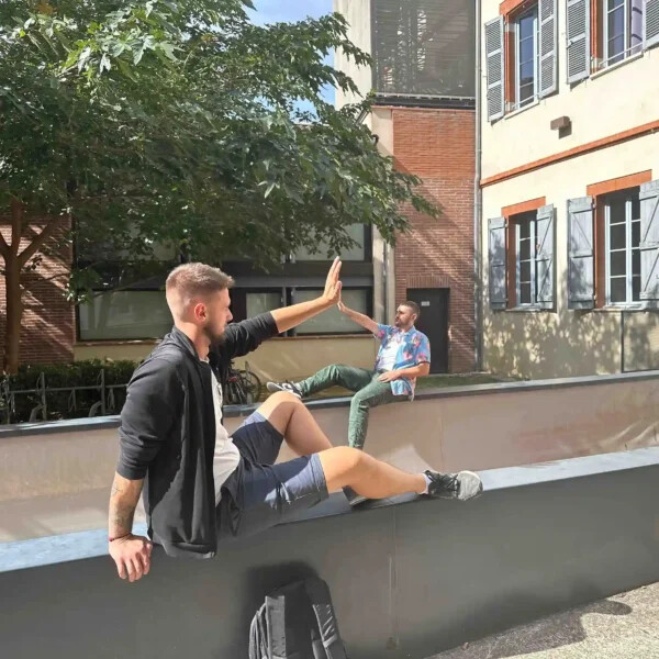 Deux coéquipiers posant pour un jeu de perspectives dans le cadre d'un rallye photo
