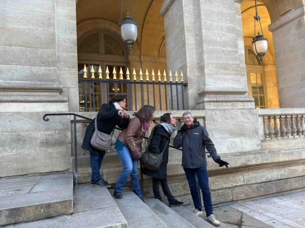 Equipe chuchotant un secret à un collègue pour un défi photo original
