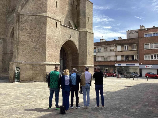 Equipe cherchant un détail insolite sur un monument, lors d'un rallye urbain
