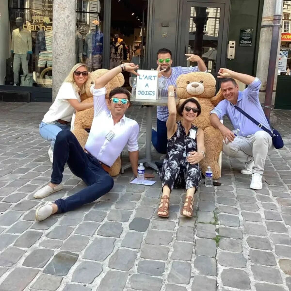 Equipe réalisant une photo originale devant un devanture de boutique lors d'une Aventure Interactive