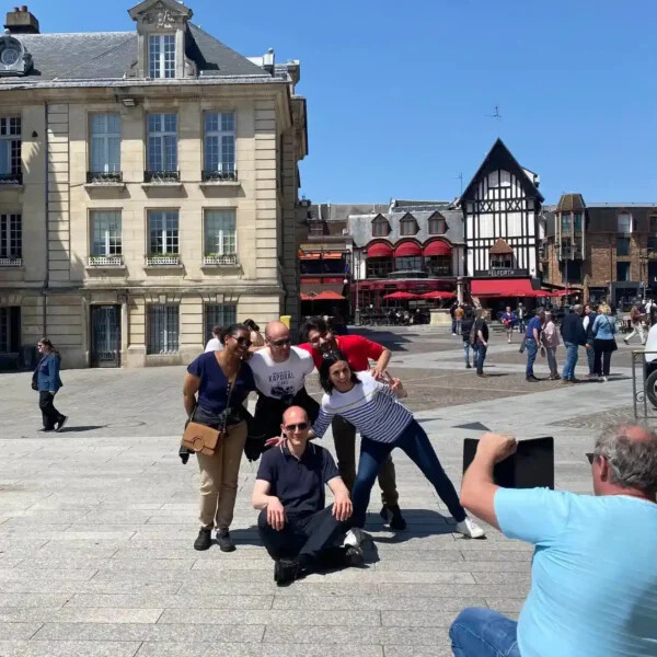 Equipe posant pour un défi photo pendant un rallye urbain