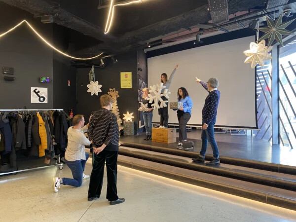 Défi photo festif dans une salle décorée pour Noël