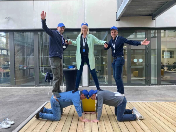 Équipe réalisant une figure d'acrogym en défi photo