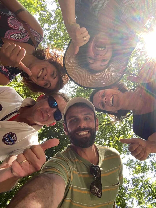 Coéquipiers réalisant un défi photo pour une activité team building