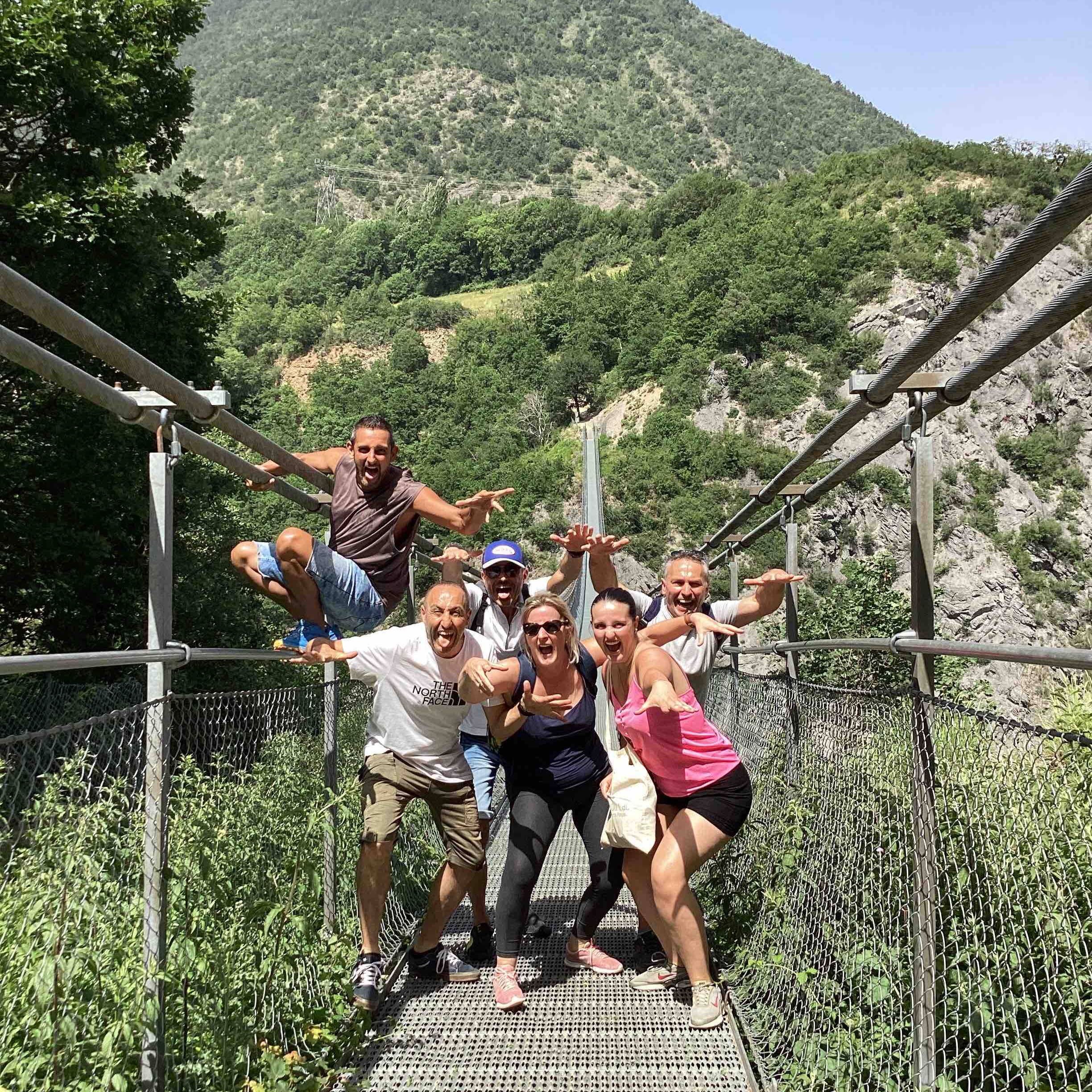 Photo d'une équipe dans la nature lors d'un team building