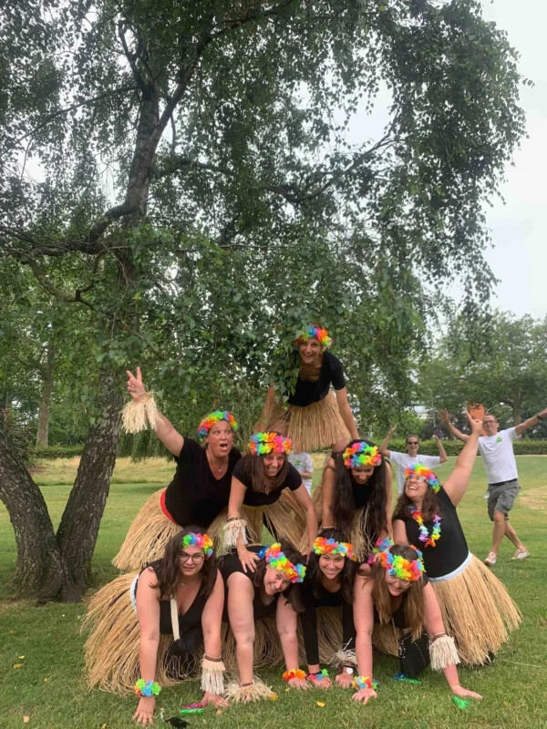 Equipe réalisant une pyramide humaine dans un parc