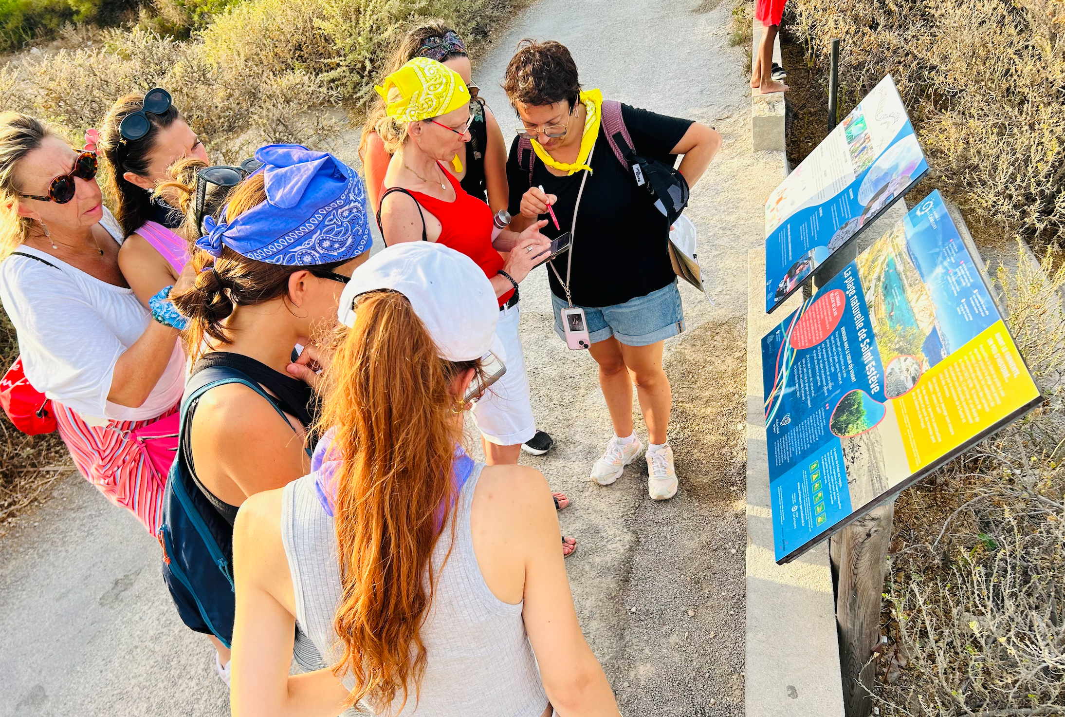 Photo d'une équipe qui regardent une carte pour avancer dans leur team building enquête