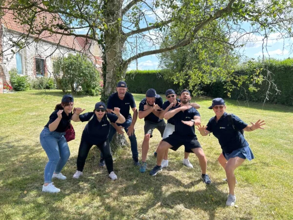 Equipe réalisant un haka dans un parc, dans le cadre d'olympiades team building