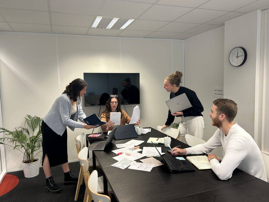 Réunion d'équipe avec une salariée qui est débordée et que tout le monde sollicite