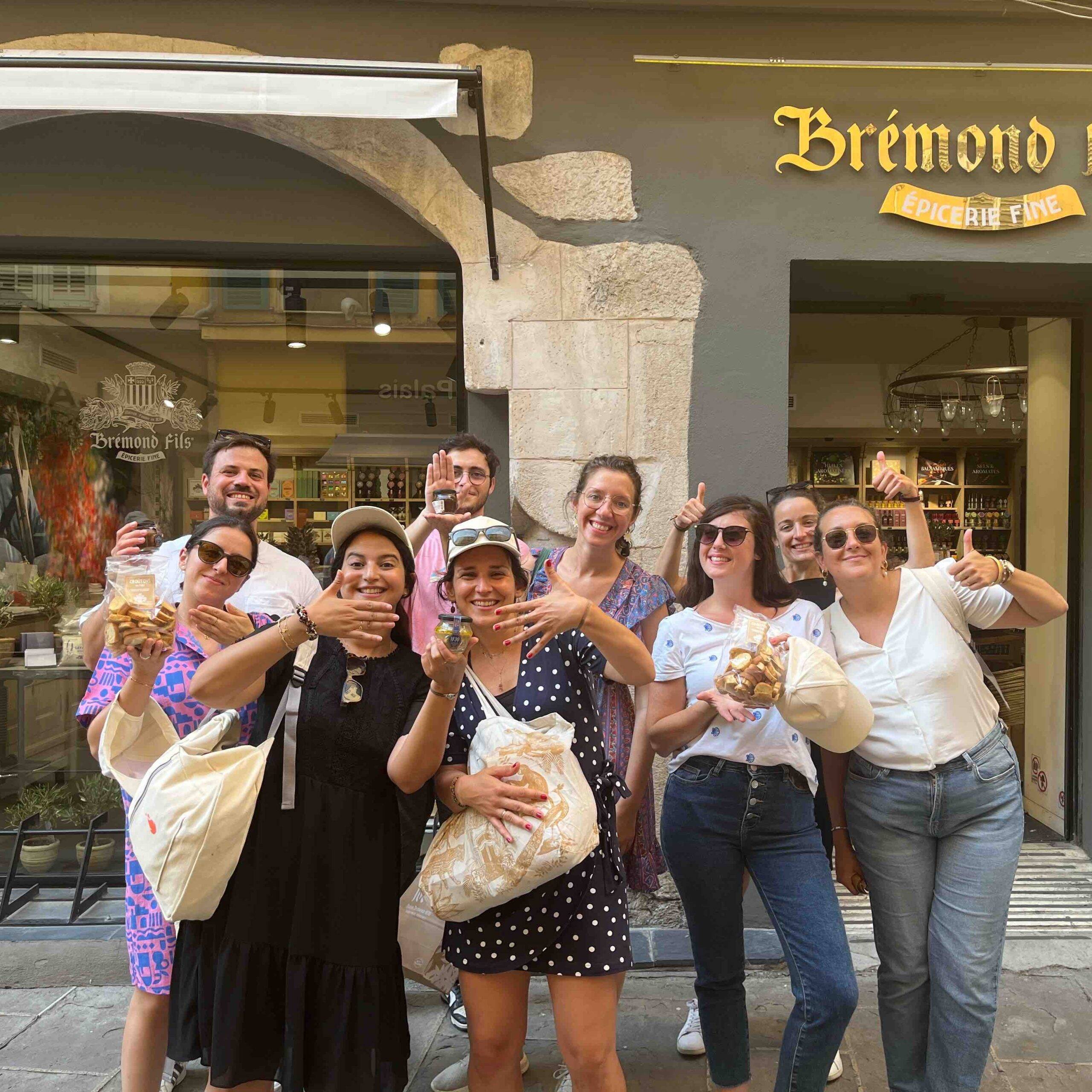 Photo d'une équipe de collaborateurs qui prennent la pose après un stop gourmand dans un jeu de piste, organisé par notre agence de team building à Lille
