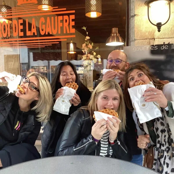 Une équipe déguste des gaufres de bruxelles pendant un rallye gourmand en Belgique