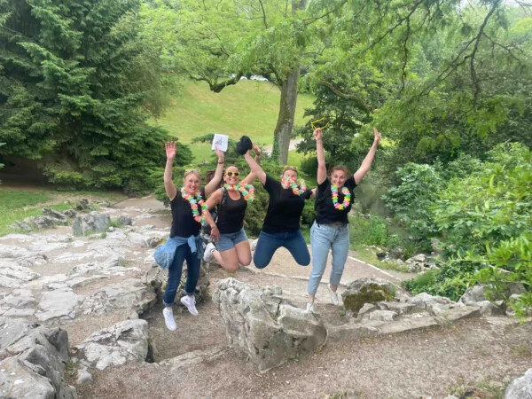 Equipe réalisant une photo dynamique pour un rallye cohésif en pleine nature