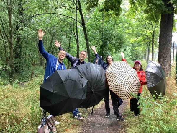 Equipe réalisant une photo originale lors d'une course d'orientation en forêt