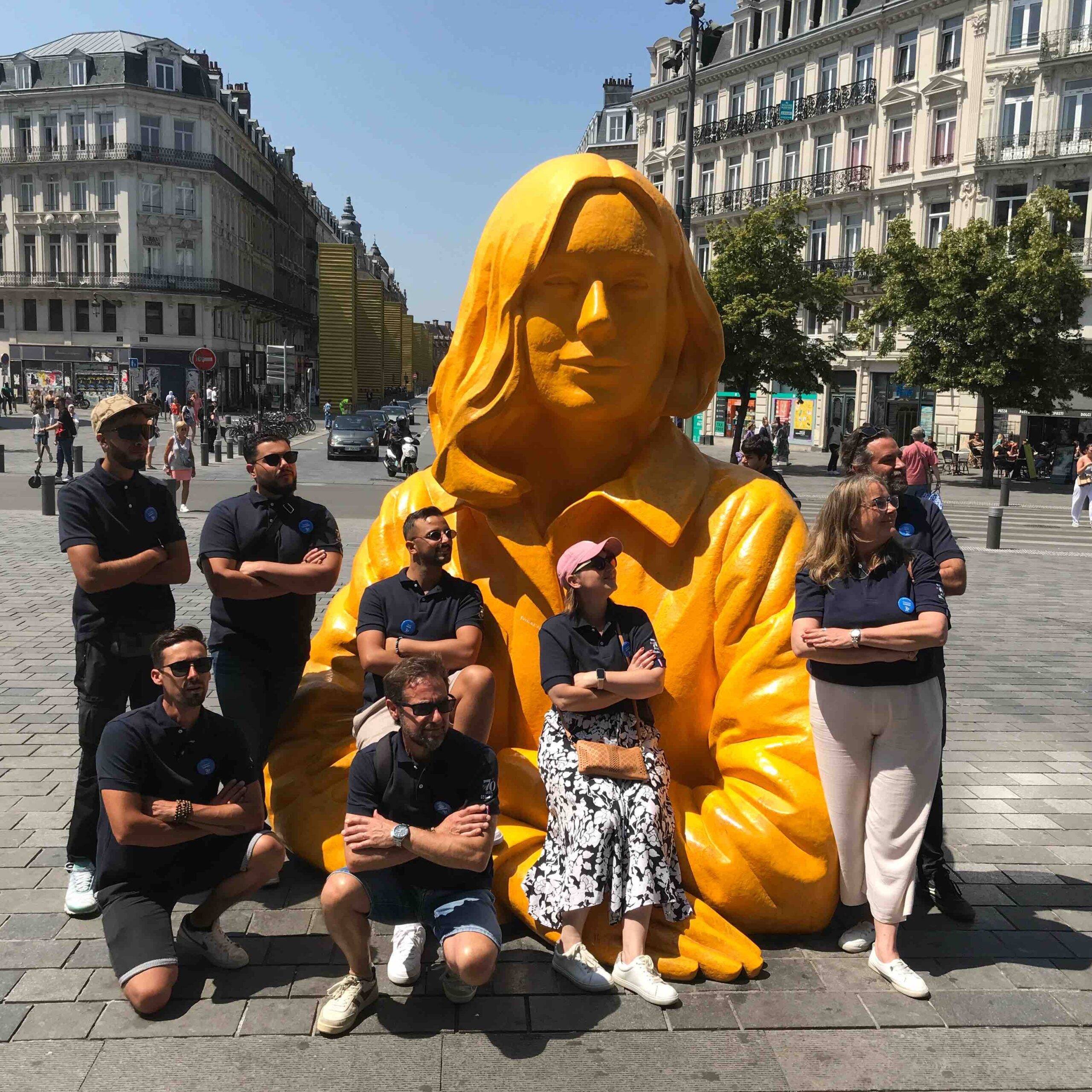 Photo d'une équipe de collaborateurs qui prennent la pause en regardant tous dans la même direction