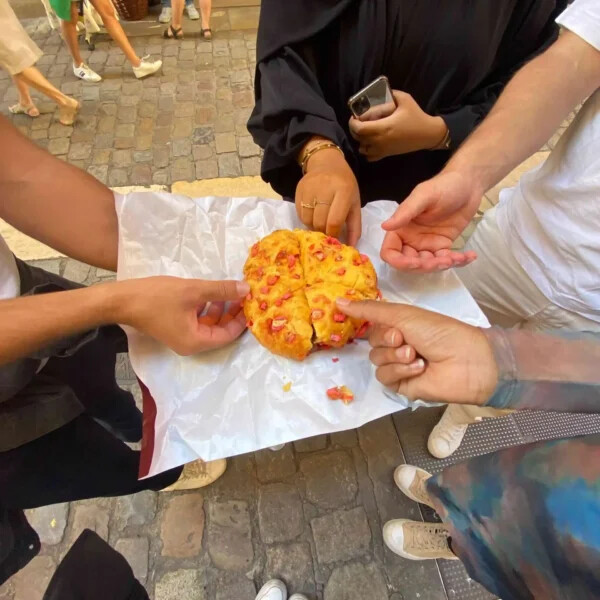Une équipe récupère des parts d'une praluline pendant un rallye gourmand à Lyon