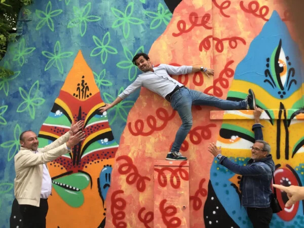 Equipe réalisant une photo originale en trompe l'oeil avec une fresque, dans le cadre d'un rallye street art à Paris