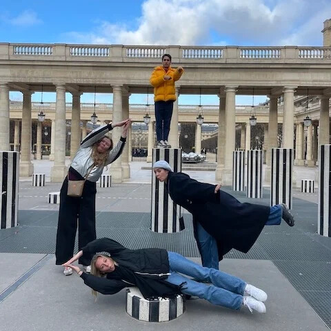 Equipe réalisant une photo originale sur les colonnes de Buren à Paris
