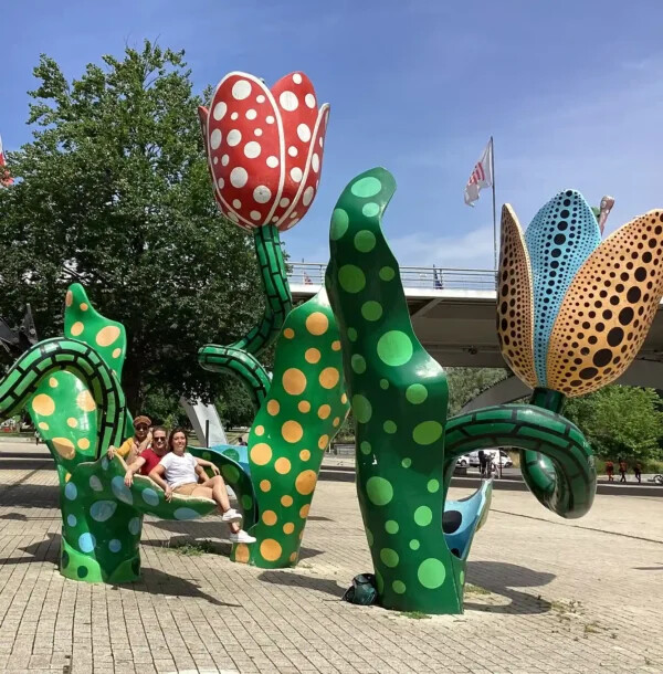 Equipe posant sur une sculpture dans le cadre d'un rallye street-art à Lille