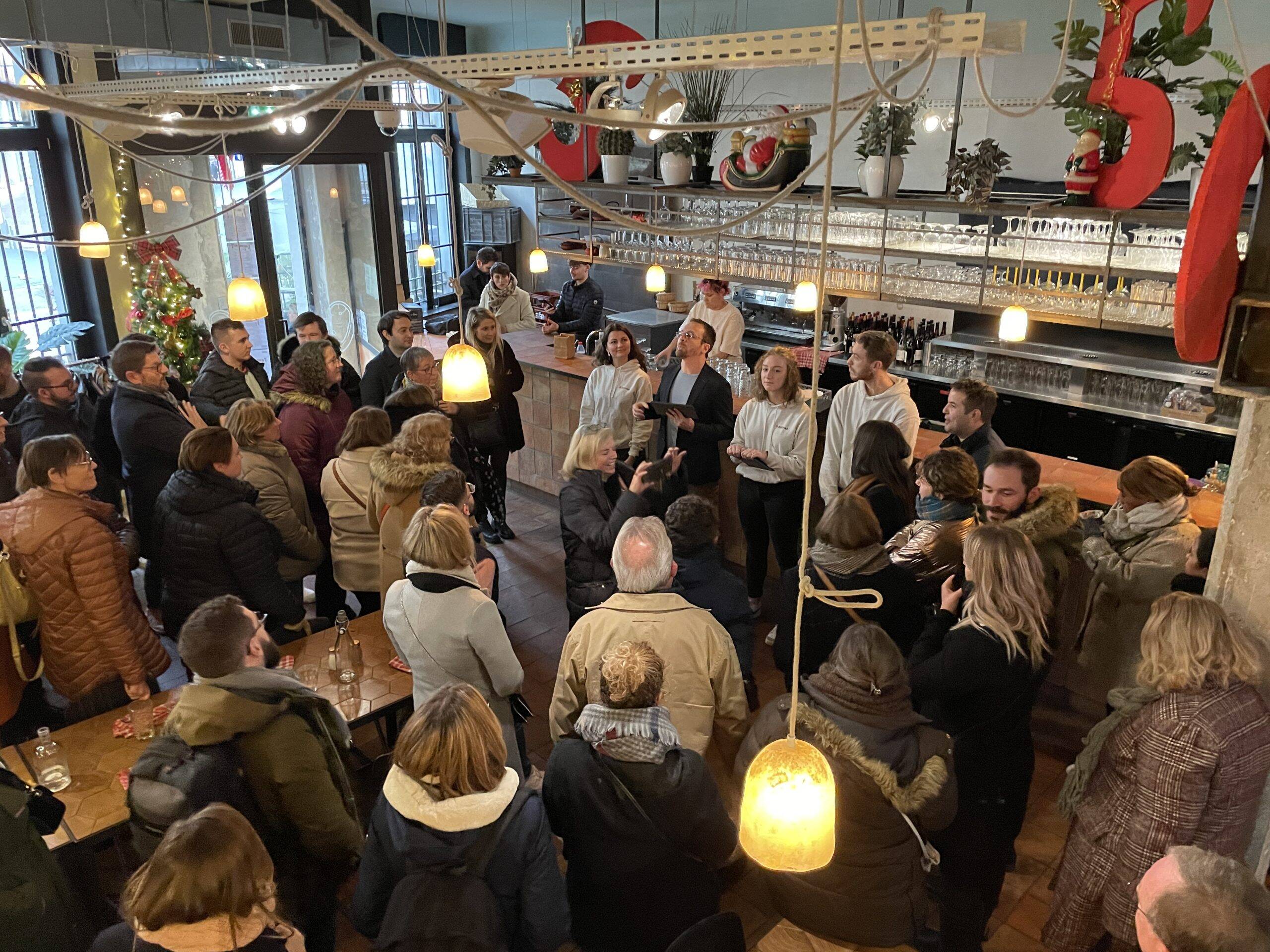 Photo prise à l'intérieur d'un lieu regroupant plusieurs collaborateurs lors d'un team building à Chambéry