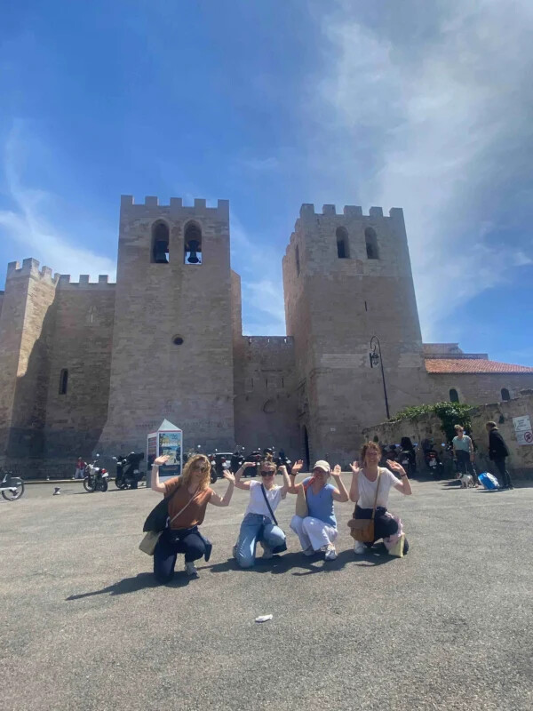 Equipe réalisant un défi photo trompe l’œil avec l'Abbaye Saint Victor à Marseille