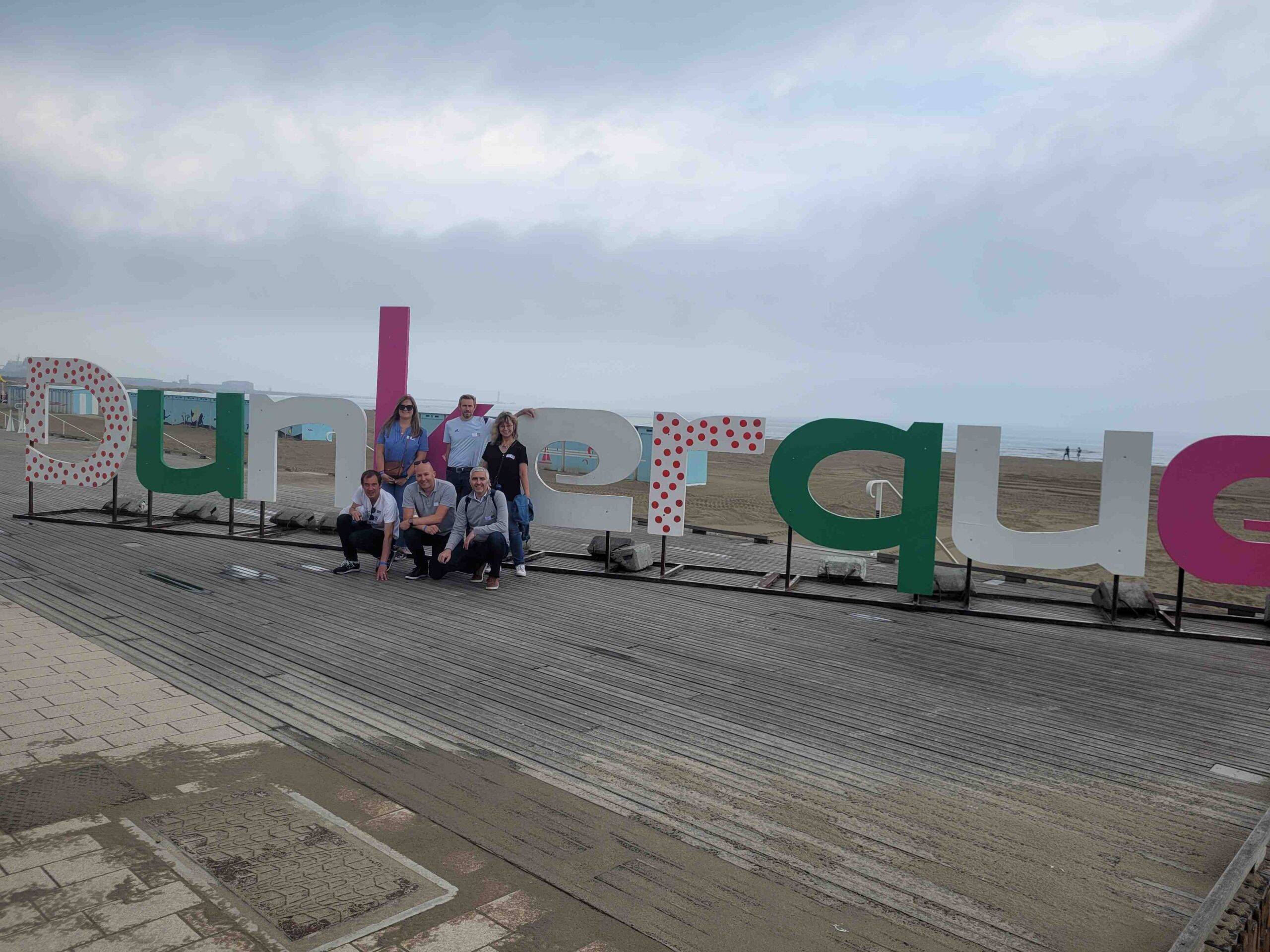 Photo d'un groupe devant les lettres de la ville lors d'un team building à Dunkerque