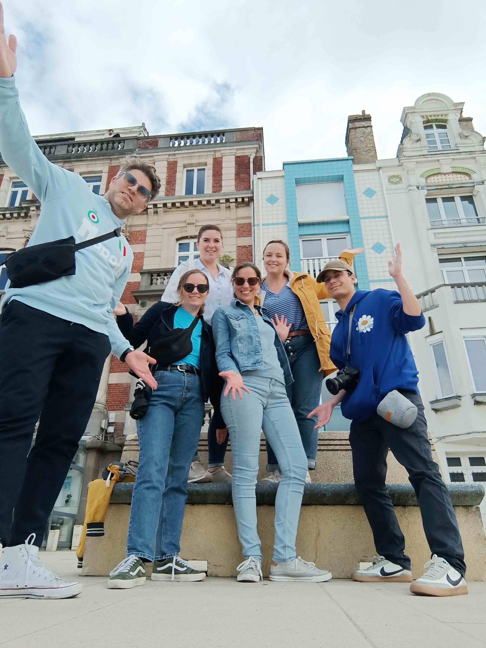 Photo d'une équipe sur la digue lors d'un team building à Dunkerque