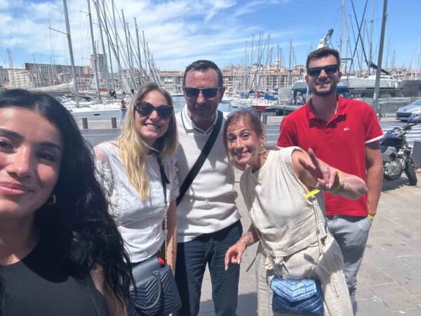 Photo d'équipe sur le Vieux Port à Marseille