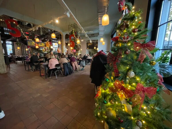 Groupe de participants à table après un rallye de Noël
