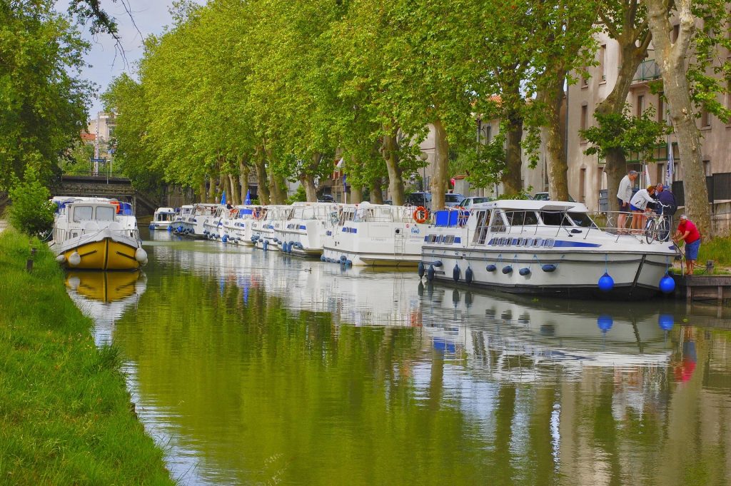 Canal du Midi à Carcassonne avec ses bateaux
