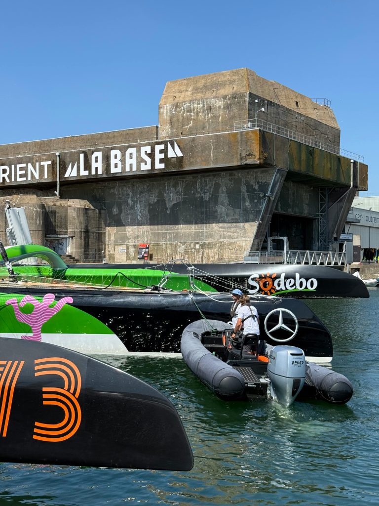 Base de sous Marin avec un bateau
