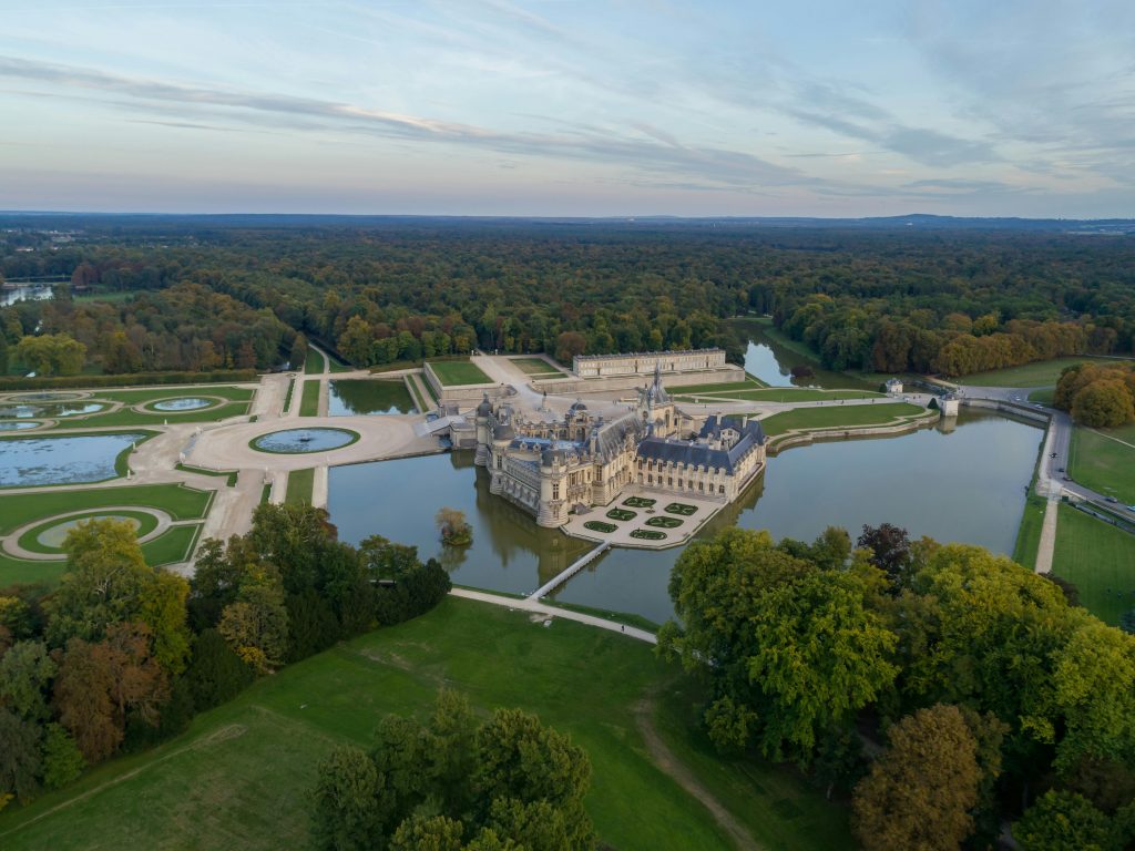 Vue panoramique sur le château de chantilly et ses jardins